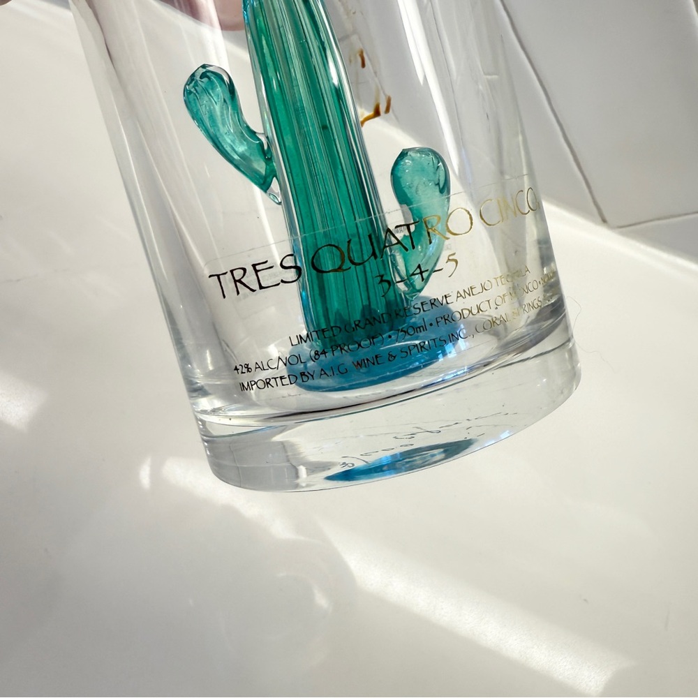 TRES QUATRO CINCO TEQUILA- CACTUS BOTTLE / DECANTER #128/600 BY ALONSO GONZALES - Picture 4 of 9